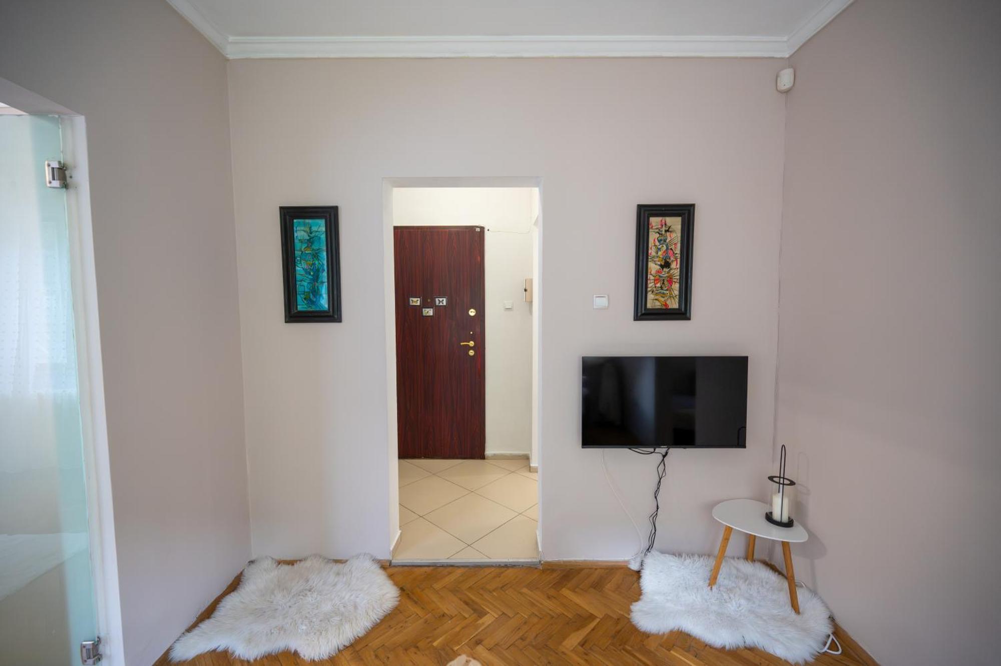 Beautiful Two-Bedroom Apartment In City Center Sofia Esterno foto