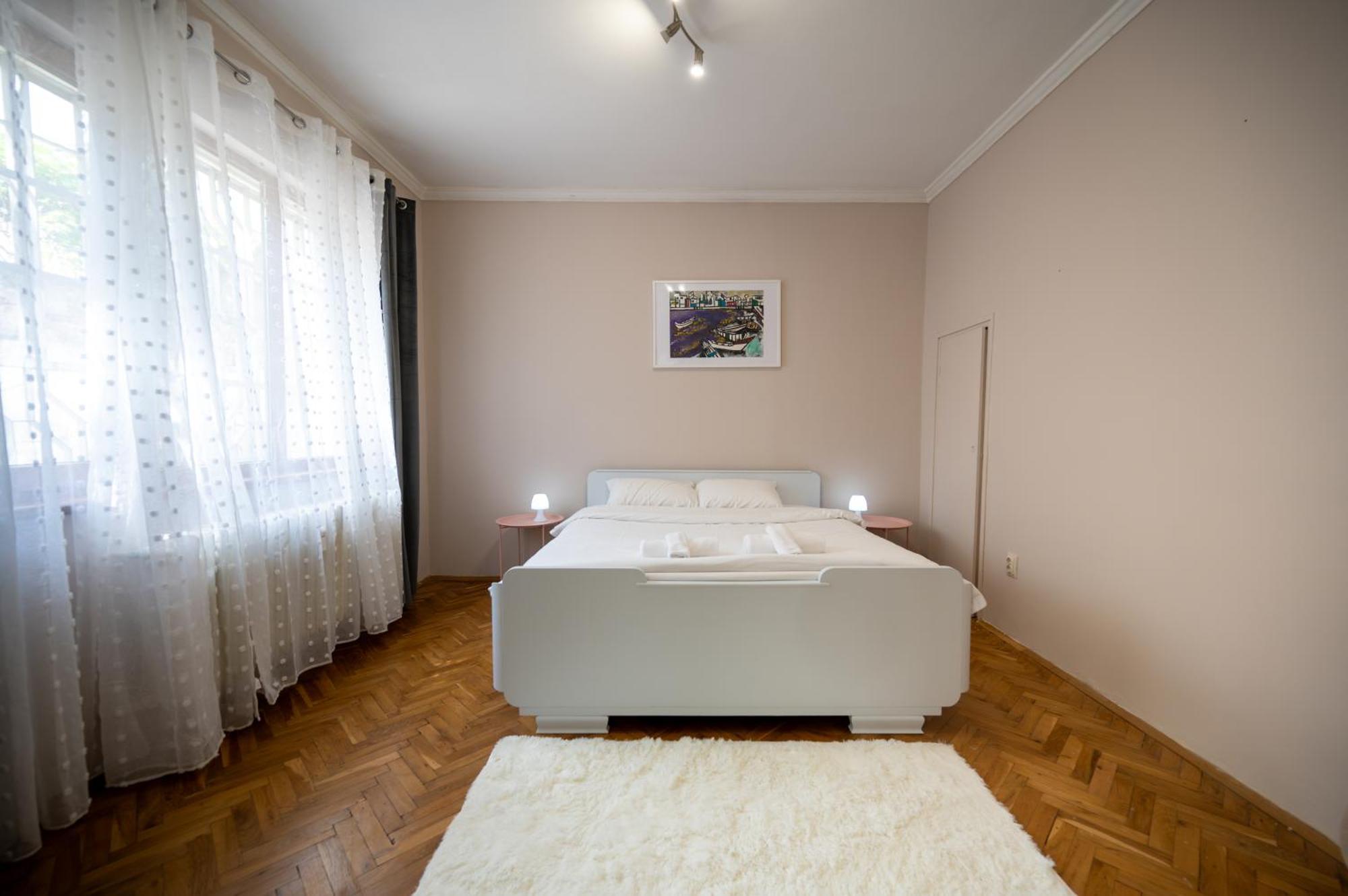Beautiful Two-Bedroom Apartment In City Center Sofia Esterno foto